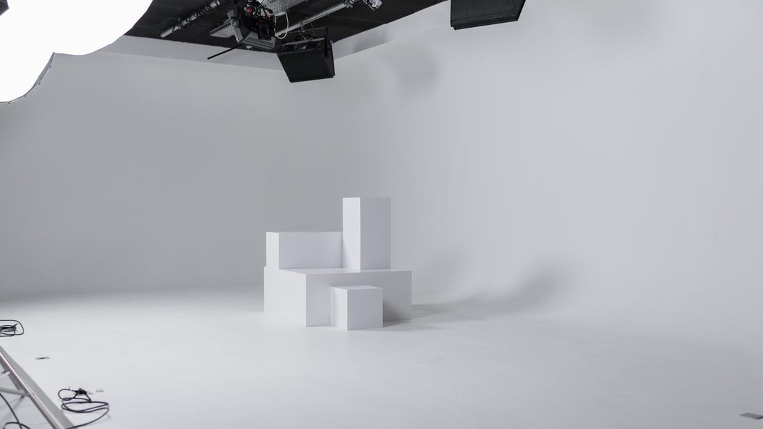 Le cyclorama 3 faces du Studio Urban en tournage : cubes blancs éclairés, projecteurs sur la rampe au plafond et plus de 10 m de recul.